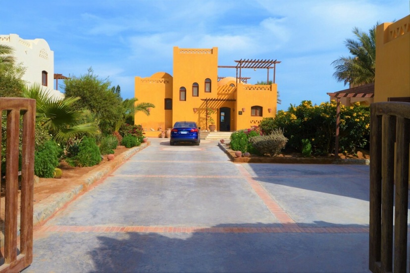 Villa 4 bedrooms with Private Pool — отель с удобствами в эле