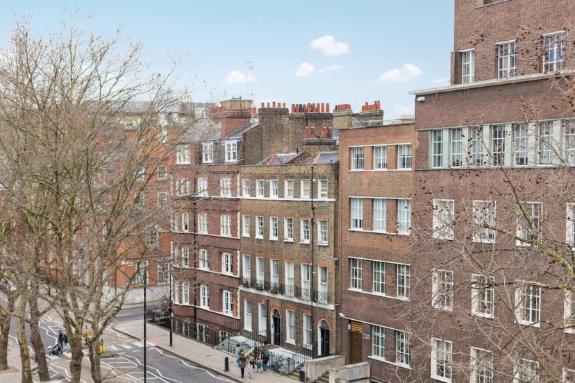 Central London Apartment With a Balcony — отель с удобствами в Лондоне