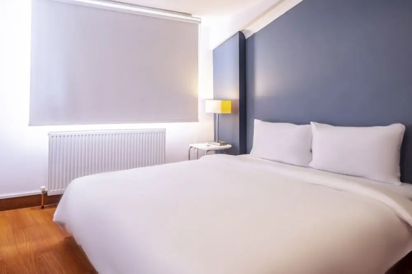Sleek Flat Near Public Transportation in Maltepe — отель с удобствами в Стамбуле