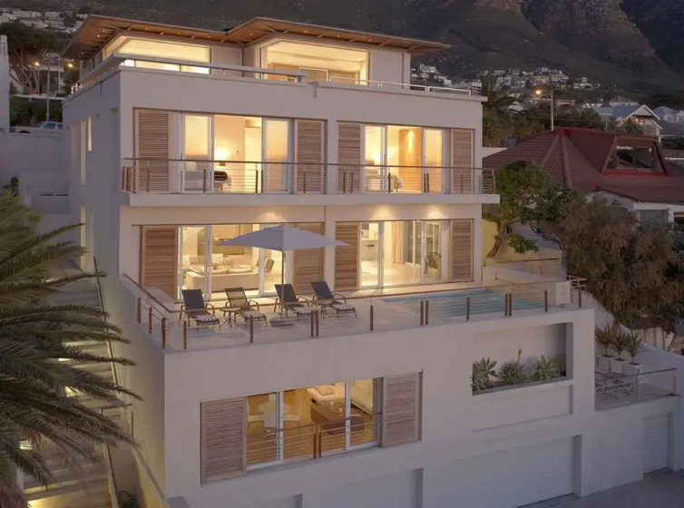 Blue Views Penthouse Beachfront Apartments — отель с удобствами в Кейптауне