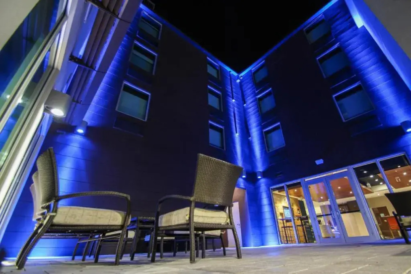 Holiday Inn Express & Suites Miami Airport East by IHG — забронировать отель в Майами