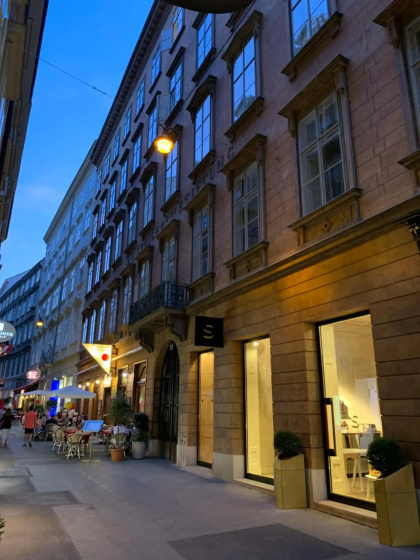Kh Apartments Stephansplatz — отель с удобствами в вене