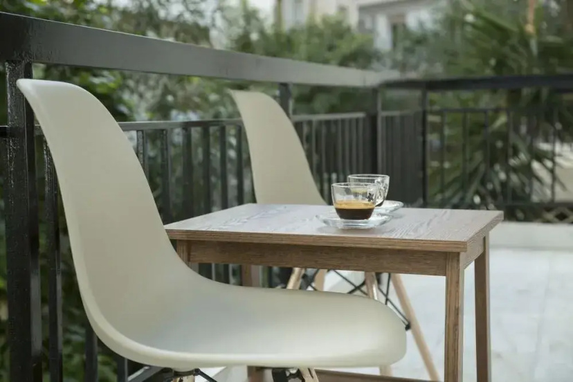 Stylish and Modern Apartment in the Heart of Athens — отель с удобствами в Афины