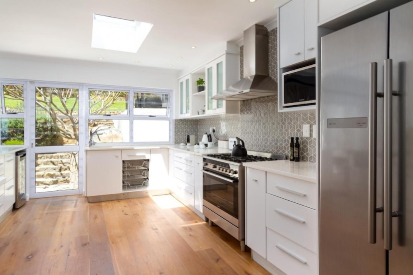 Villa Mirabella Camps Bay - Family Villa With Pool, Cape Town — отель с удобствами в Кейптауне