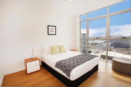 Moore to See - Modern and Spacious 3BR Zetland Apartment with Views over Moore Park — комфортный отель в Сиднее