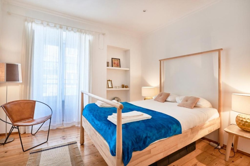 Spacious Bairro Alto Apartment + Courtyard, By TimeCooler — забронировать отель в Лиссабоне