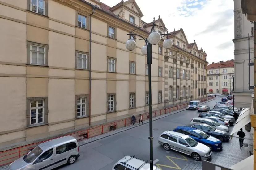 Stunning Charles Bridge Apartment — отель с удобным расположением в Праге