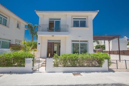 Beautiful 5 Star Holiday Villa in a Prime Location in Protaras, Book Early To Secure Your Dates, Protaras Villa 1257 — отель с удобствами в Протарас