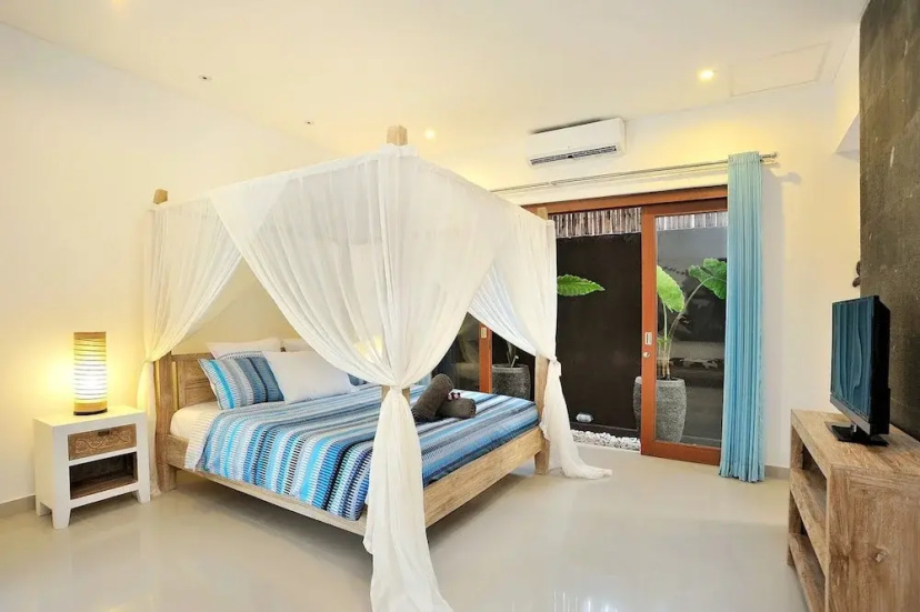 Villa Flores Centrally Located Beautiful Villa in Seminyak Sleeps 8 pax Light Bright Beautiful Villa Close to Eat Street — отель в Кута, Индонезия