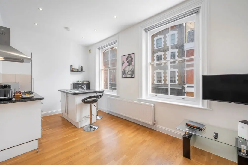 Dionysus Den - Fitzrovia - by Frankie Says 2 — отель в Лондоне, Соединенное Королевство