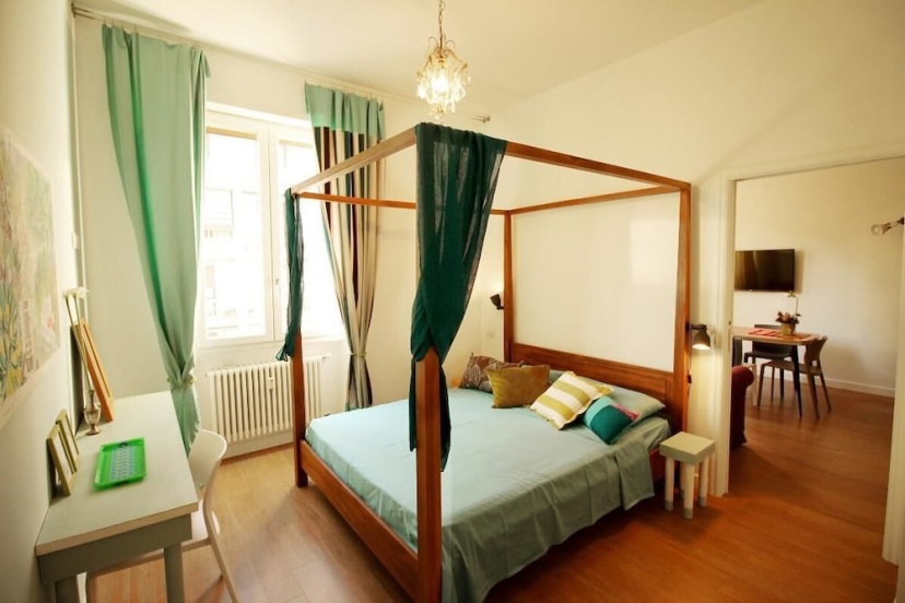 Colorful and Lively Vatican Apartment — отель с удобствами в Риме