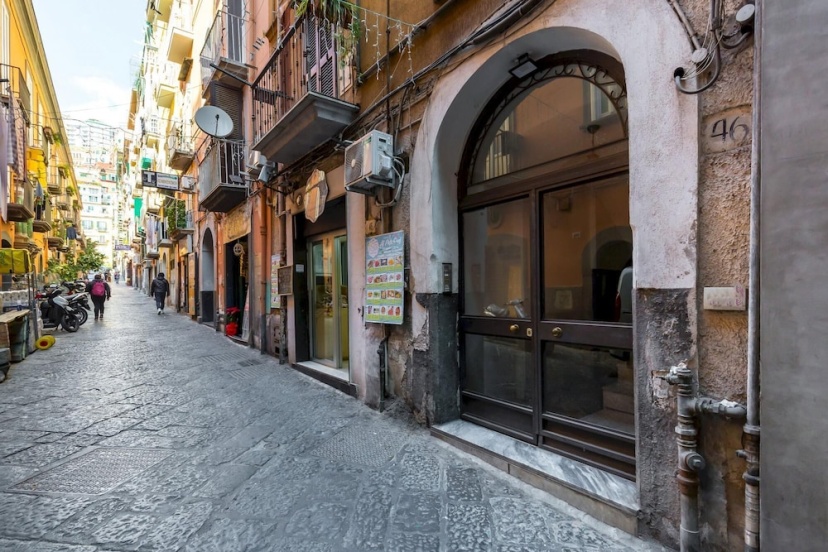 Cool Flat at Via dei Mille by Napoliapartments — отель в Неаполе, Италия
