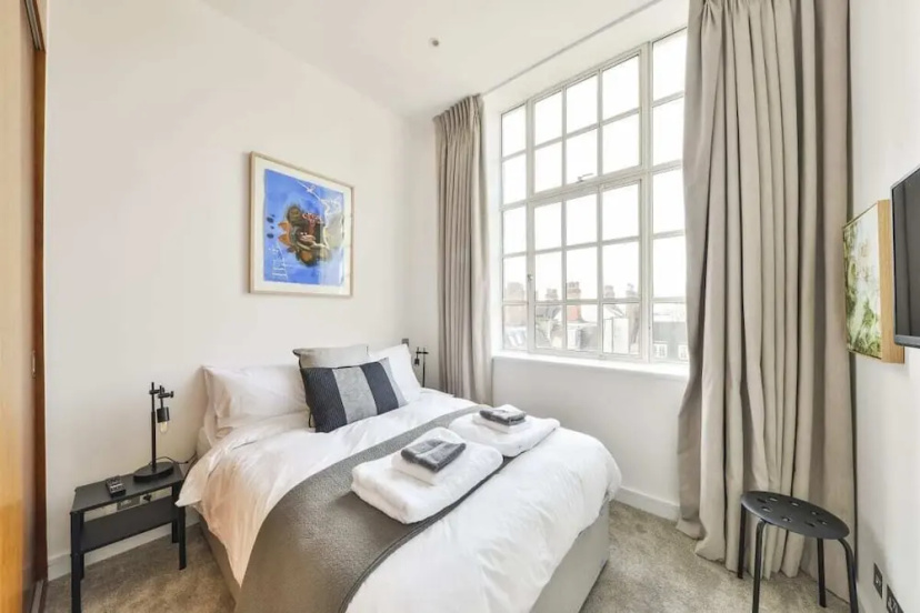 Stunning 3 Bed Apartment With Parquet Wooden Flooring in Baker Street — комфортный отель в Лондоне