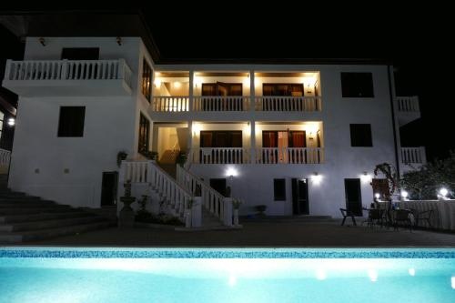 Guest house Beliy dom — забронировать отель в Новый Афон