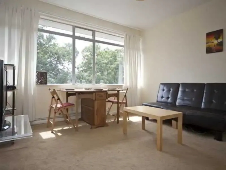 Chic Zone 2 London Apartment — отель с удобствами в Лондоне