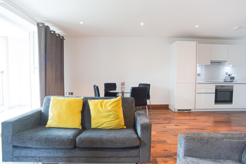 One Bed Apartment w Balcony in Heart of Shoreditch — отель с удобствами в Лондоне