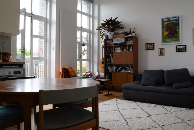 Bright 2 Bedroom Apartment Along the Thames — отель в Лондоне, Соединенное Королевство