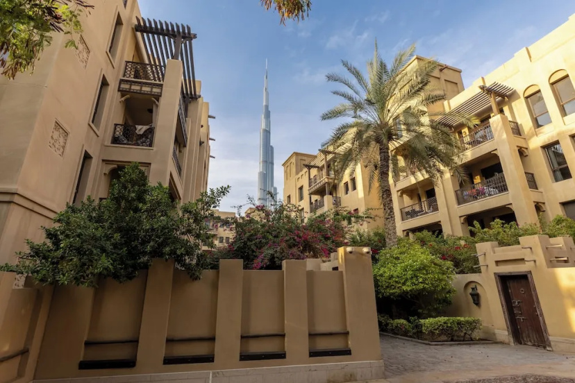 Цены на Maison Privee - Stylish & Spacious Apartment in Downtown Dubai в Дубае