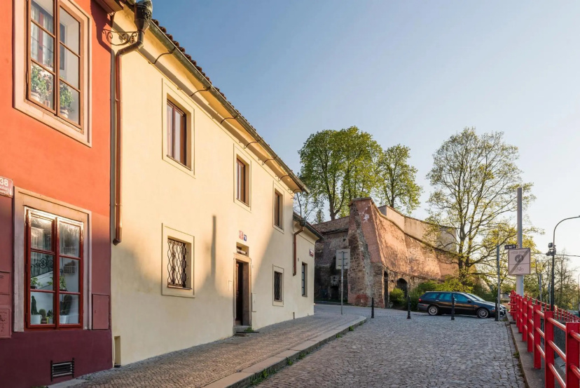 Цены на Modern Apartment in a Picturesque 15th-Century Building в Праге