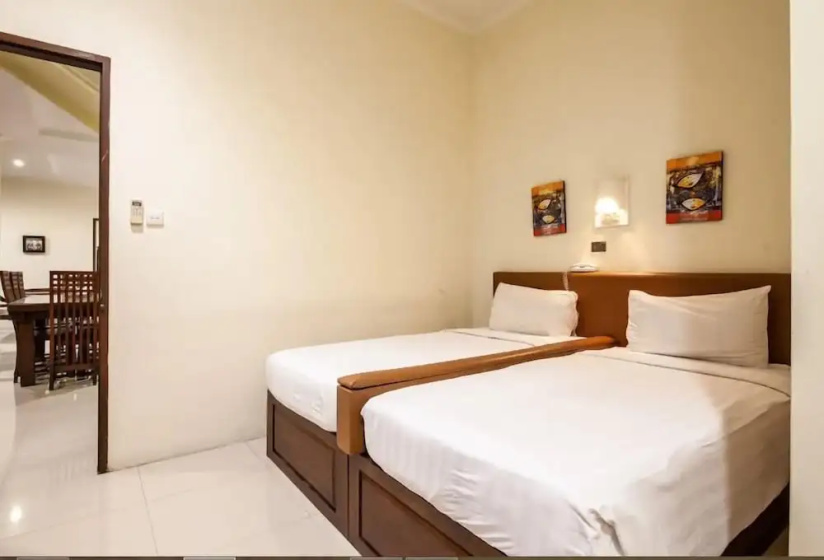 PB - Villa 5 - 4BR · 4-BR Private Pool Villa Walk to Seminyak Beach — отель с удобным расположением в Денпасар