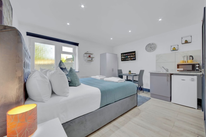 Serviced Ensuite Studio in Feltham London Heathrow 3 — отель в Лондоне, Соединенное Королевство