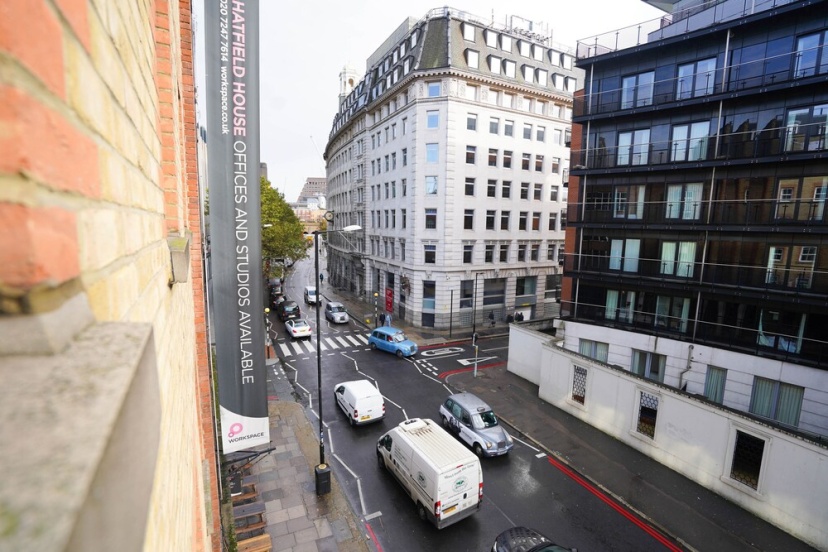 Cosy 2-bed 2 Bathroom Apartment in London — отель с удобным расположением в Лондоне