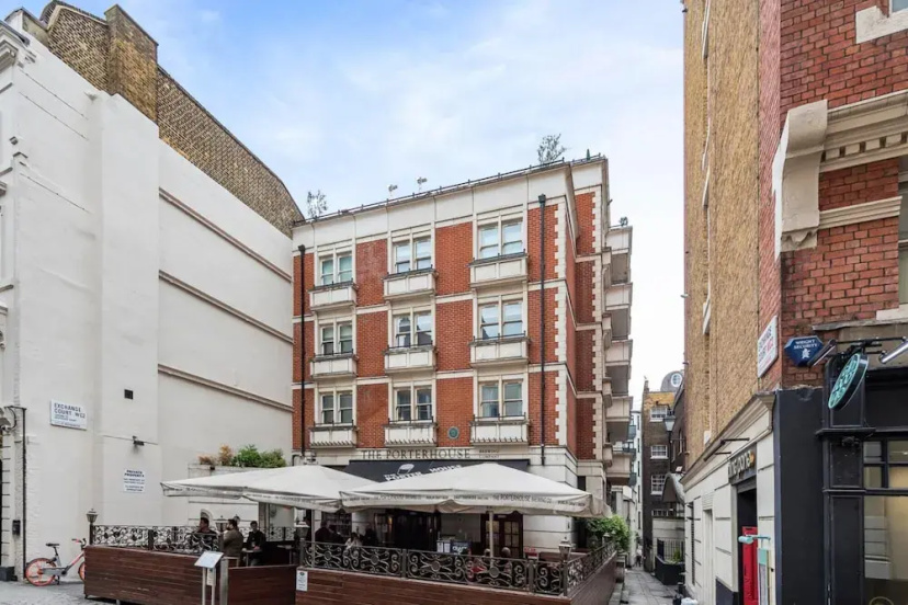 2-bedroom Spacious Apartment in the Heart of Covent Garden, London — забронировать отель в Лондоне