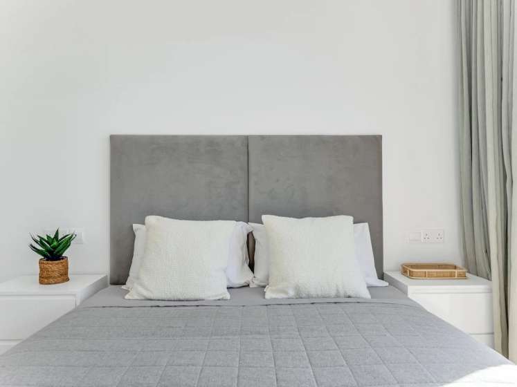 Sanders Olive - Chic 3-bdr Apt With Shared Pool — отель с удобствами в Пафос