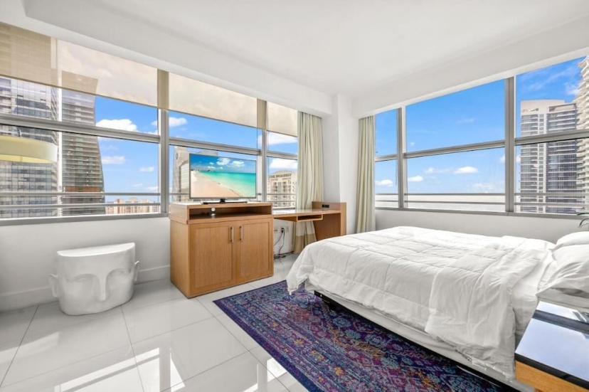 Luxury Brickell 3 Beds Sleeps 8 — отель с удобствами в Майами