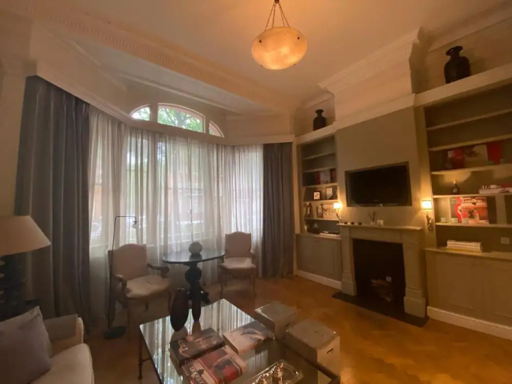 1 Bedroom Duplex Apartment in Pont Street — забронировать отель в Лондоне
