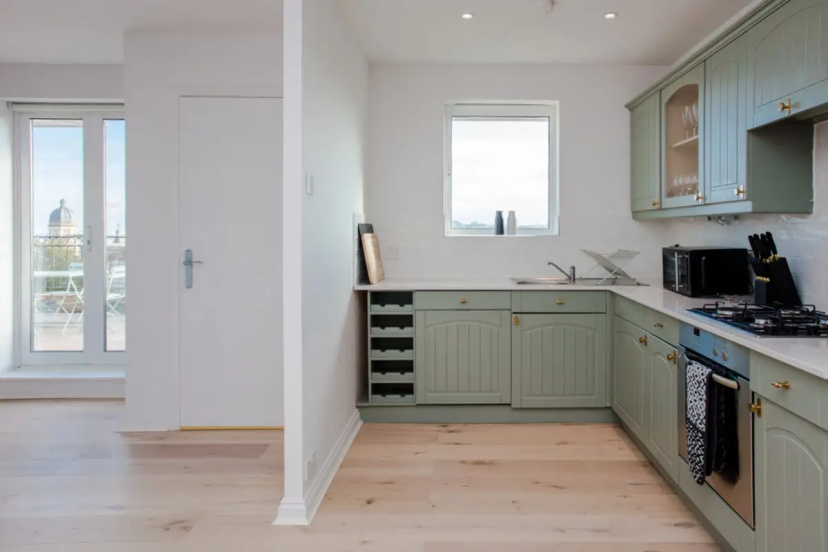 Цены на The Sparkford Gardens - Lovely 2BDR with Balcony в Лондоне