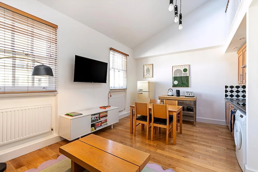 Stylish Chelsea Flat With Luxe Comfort & Charm — отель с удобным расположением в Лондоне