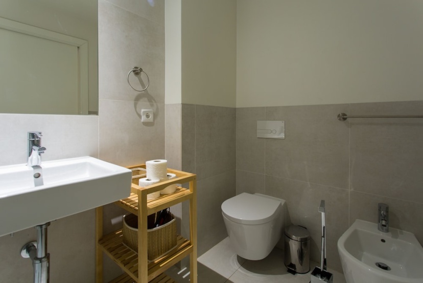 JOIVY Chic 1-bed flat, moments to Rato subway — забронировать отель в Лиссабоне