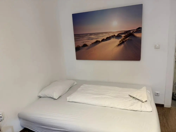 Modern 1BR Apt Steps from Westbahnhof — отель с удобствами в вене