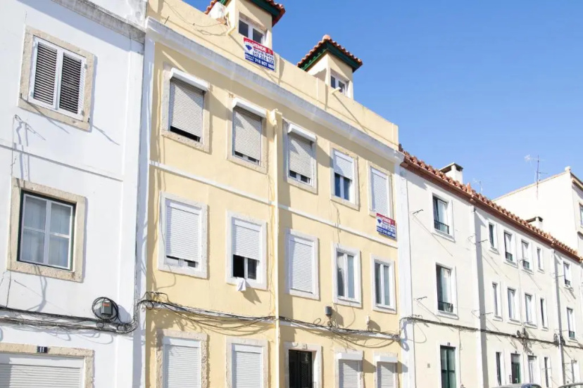 Charming 1 Bedroom Apartment w/ Terrace Near Belém — отель с удобным расположением в Лиссабоне