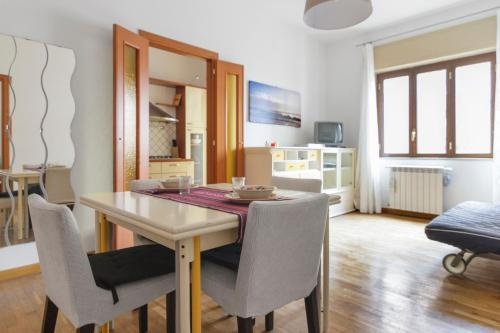 Miranda Halldis Apartment — отель с удобствами в Неаполе