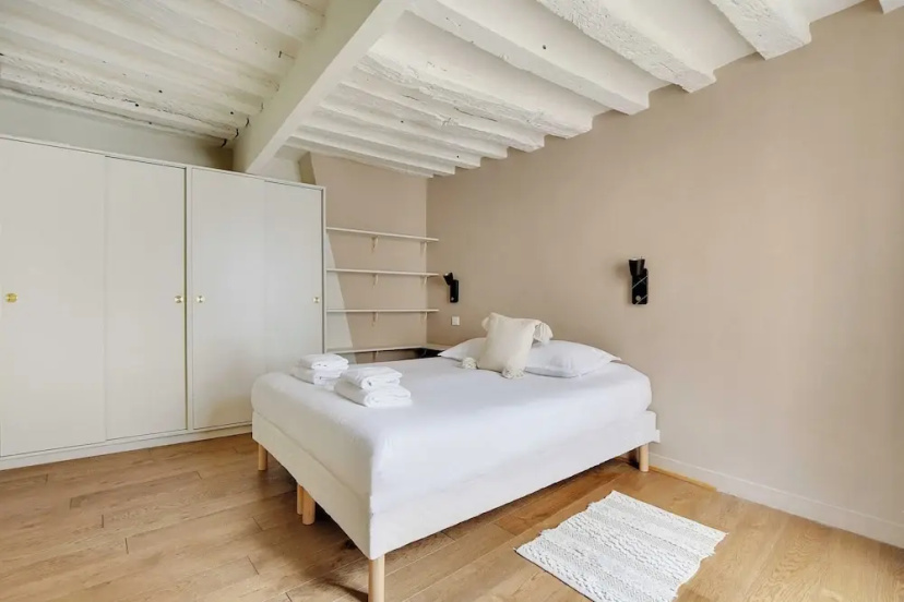 Chic Apartment -1br/4p- Haut Marais / Republique — забронировать отель в Париже