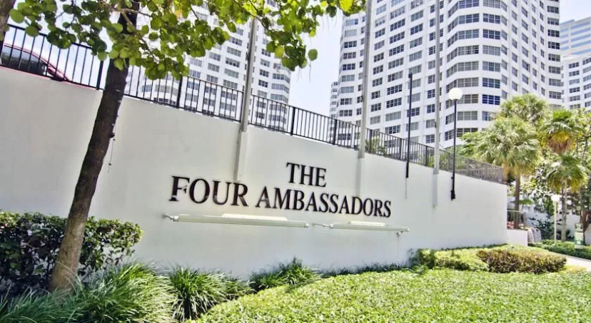 Four Ambassadors Apartments — отель в Майами, Соединенные Штаты Америки
