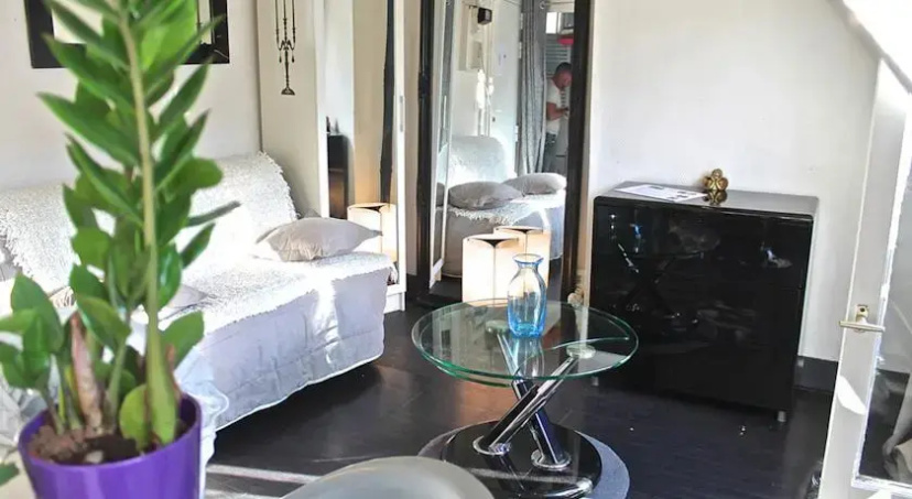 Charming Studio with Two Balconies — отель с удобствами в Париже