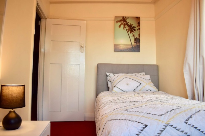 Цены на Comfortable 3 Bedroom Apartment In Trendy Haberfield в Сиднее