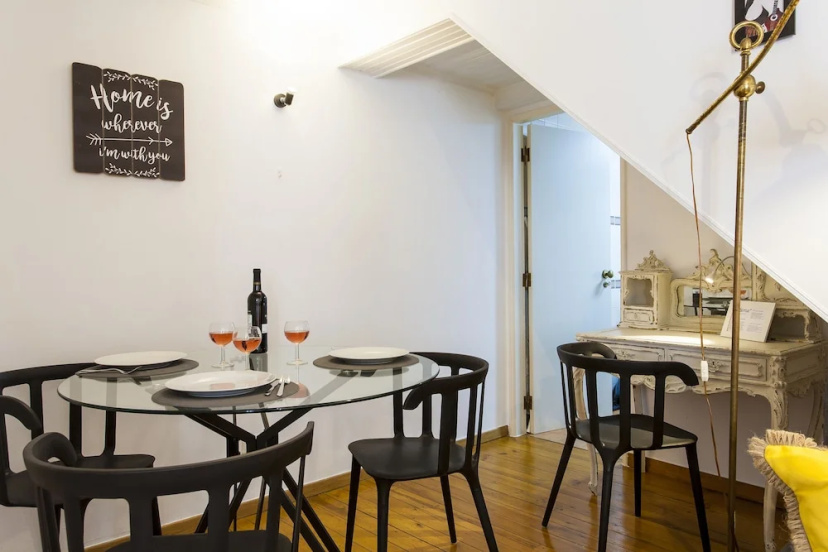 JOIVY Charming 2BR Apt w/ workspace at the heart of Alfama — комфортный отель в Лиссабоне