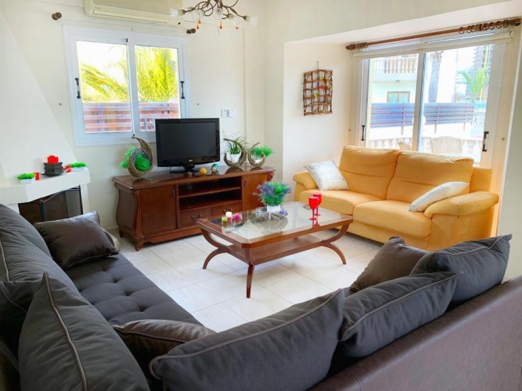 Beach Villa Roula 4 Bedroom in Ayia Napa — отель с удобным расположением в Айя-Напа