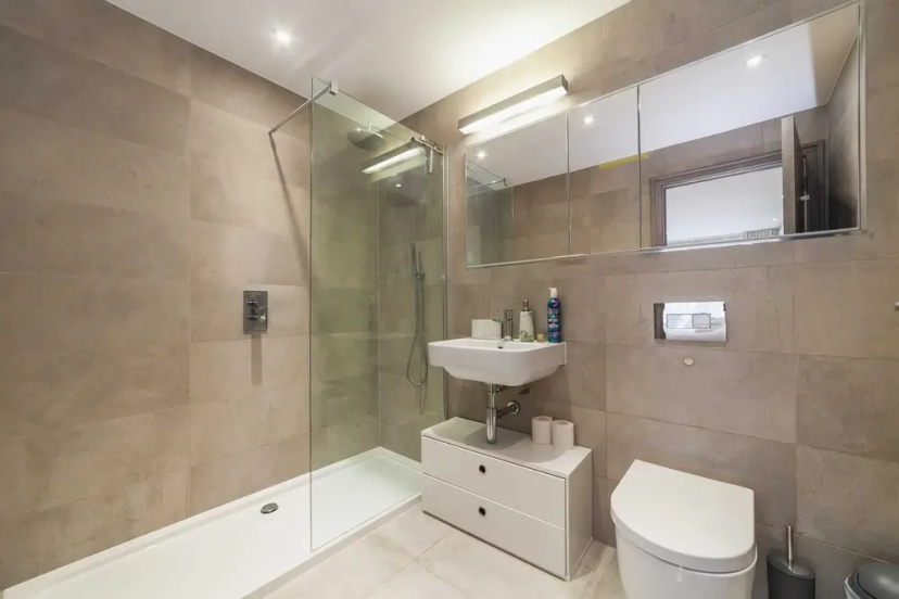 Stylish Three-bedroom Battersea Flat — отель с удобствами в Лондоне