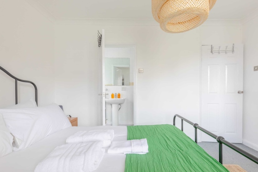 Цены на Spacious 3BD Flat, Close to Tube - Fulham! в Лондоне