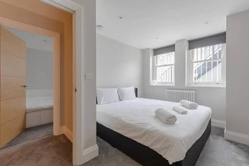 Цены на Chic & Spacious 2BD Flat -2 Mins to Baron's Court в Лондоне