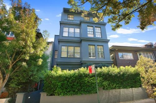 Цены на Art Deco in the Cul-de-Sac - Spacious Executive 1BR Potts Point Apartment in Quiet Cul-de-Sac в Сиднее