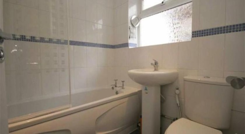 Цены на Three-Bedroom House on The Vale в Лондоне