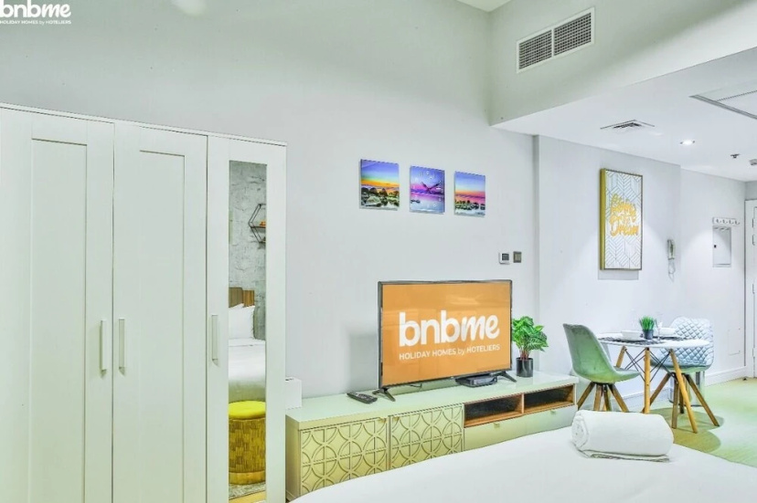 Plush Studio Having Lake View by Bnbmehomes - Hotel in ดูไบ - Photo 1