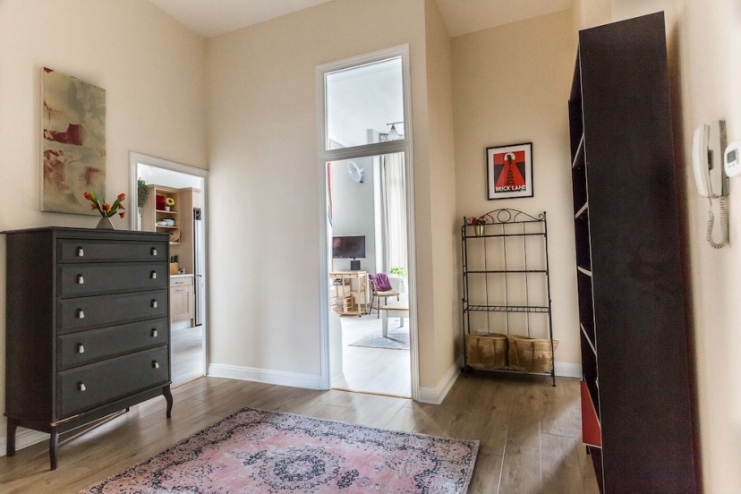 Цены на Bright Two BR Period Apartment in Whitechapel в Лондоне