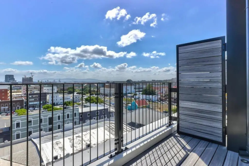 Luxurious Chic Apartment on Top Floor w/ Views — отель с удобным расположением в Кейптауне